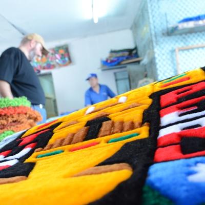 Zaghafte Anfänge einer Resozialisation - Teppichknüpfen